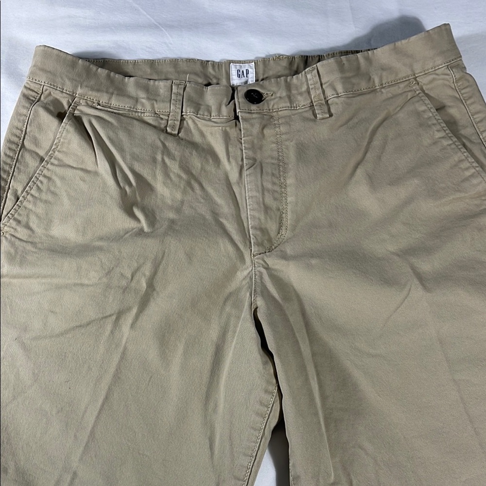 Gap mens khaki basic rugged flat front 9.5" inseam chino shorts - size 36